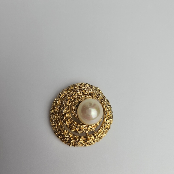 Vtg Gold Tone Crown Trifari Textured Spiral With Large Faux Pearl Brooch Signed - Picture 2 of 10